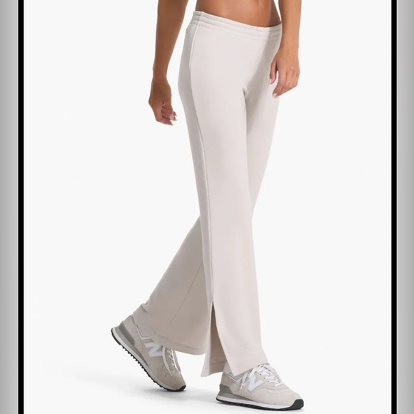 VUORI Cream Flared Leg sweatpants - Picture 2 of 9